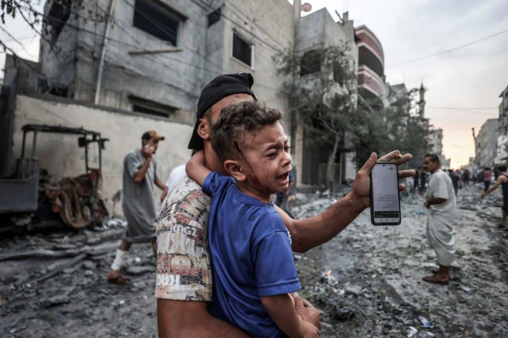 Un niño palestino herido tras los ataques aéreos israelíes en el campo de refugiados de Shati, en Gaza, el 9 de octubre. (Crédito: Ali Jadallah/Anadolu Agency/Getty Images)