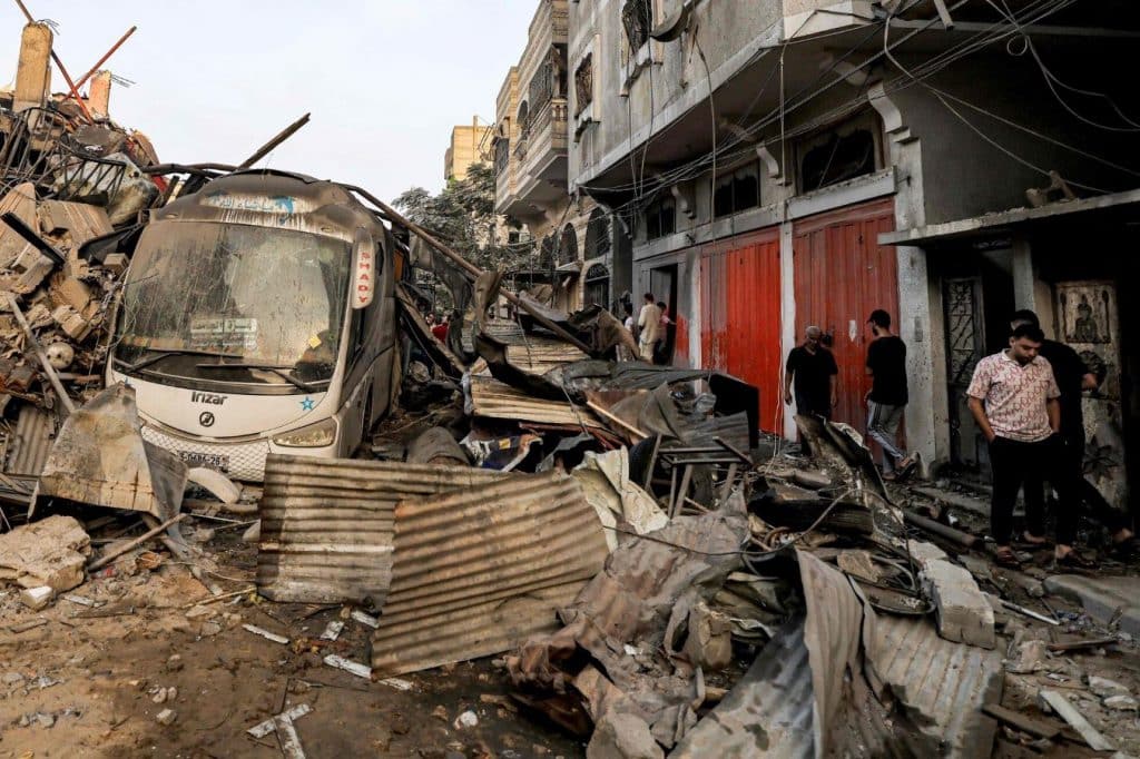 Un autobús quedó atrapado entre los escombros de diversos edificios que fueron devastados durante los ataques israelíes en Jan Yunis. (Mahmud Hams)