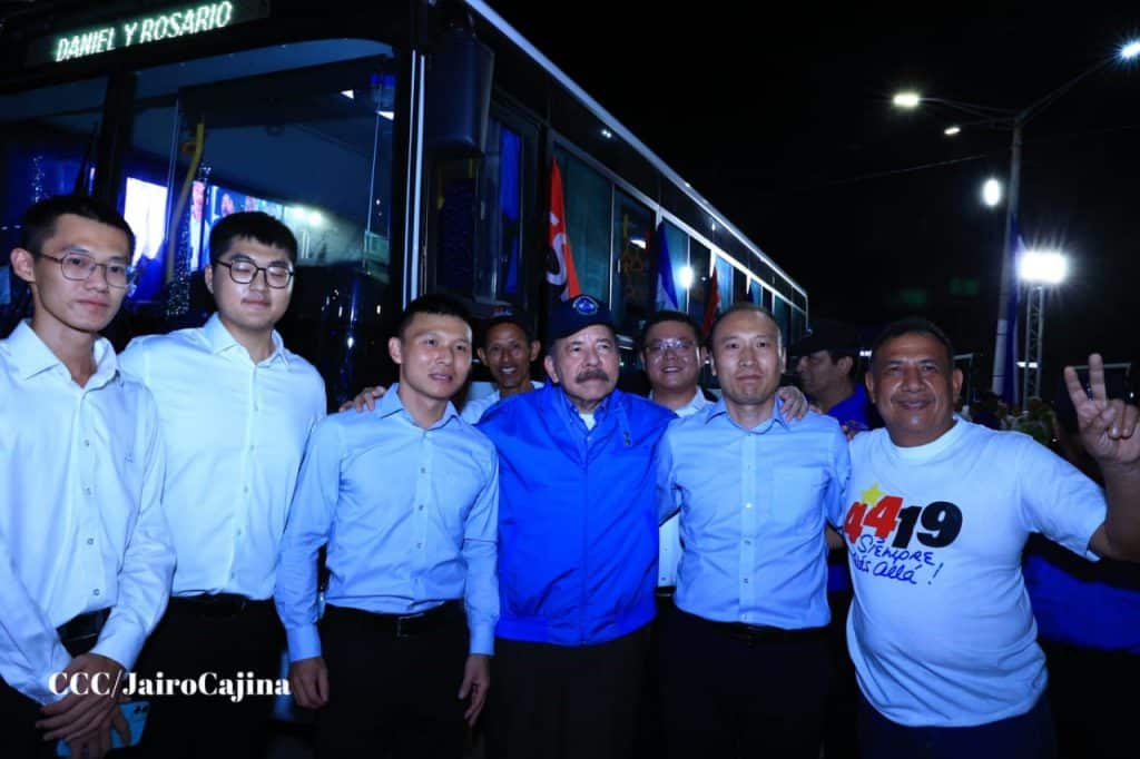 Presidente de Nicaragua Daniel Ortega, entrega 250 unidades de buses fabricados en China.