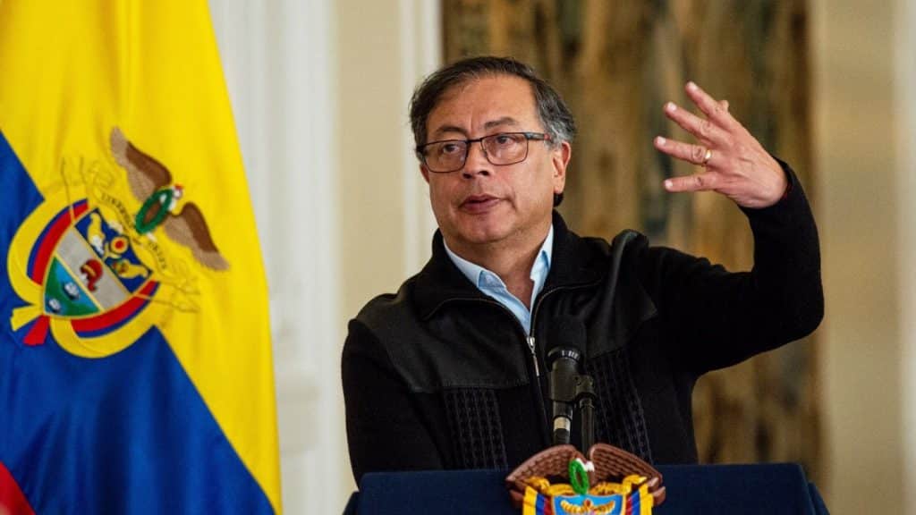 Canciller de Colombia sugiere a embajador de Israel irse del país.