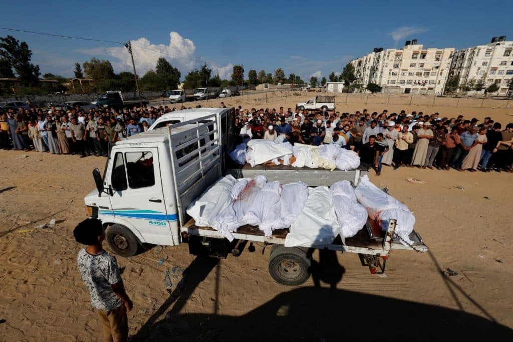 Decenas de cadáveres de víctimas palestinas fueron transportados en dos camionetas antes de ser sepultados en la localidad de Jan Yunis. (Mohmmed Salem)