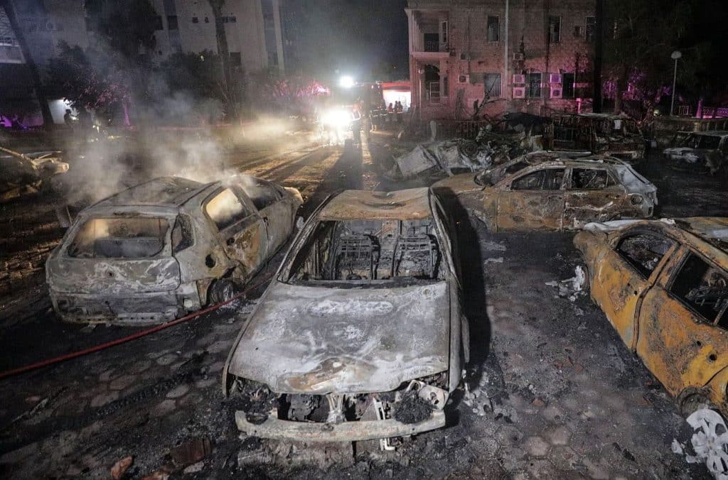 Vehículos quemados en el hospital de Al Ahli en la ciudad de Gaza, tras ataque de Israel. (Mohammed Saber)