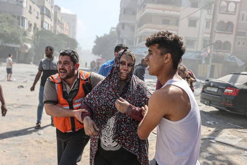 Una mujer resultó herida después de un ataque en la ciudad de Gaza. (Ali Jadallah)