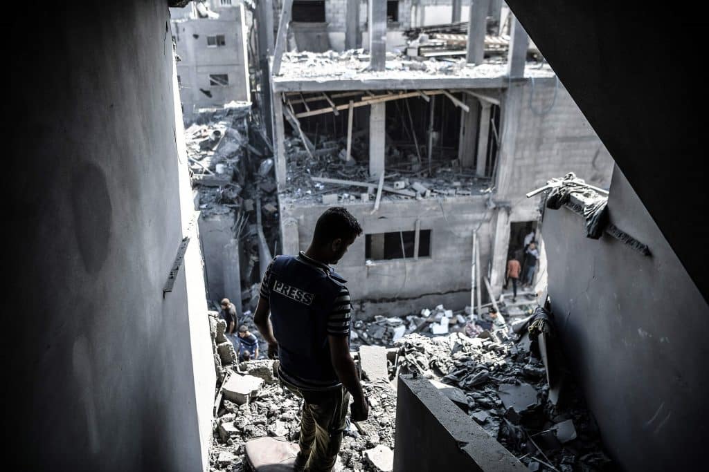 Periodista bajando las escaleras en un sitio en ruinas en Gaza. (Abed Zagout)