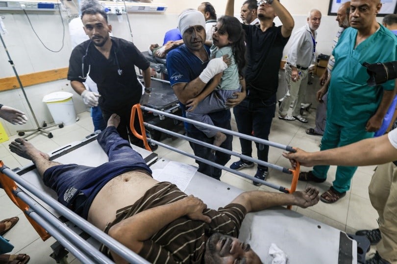 Palestinos heridos después de un ataque de Israel contra el hospital Al-Ahil en Gaza. (AFP)