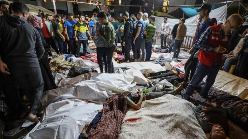 Israel ejecuta bombardeo contra hospital y deja centenares de palestinos asesinados.