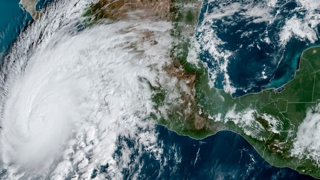 Ejército mexicano en acción ante la llegada del huracán Norma.