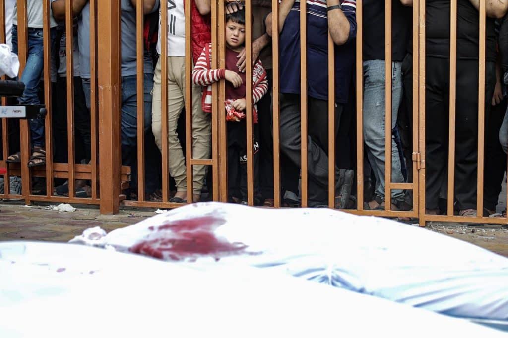 Familiares de palestinos asesinados durante los bombardeos israelíes en la Franja de Gaza lamentan junto a sus cuerpos en el Hospital Nasser, en Jan Yunis. (Haitham Imad)
