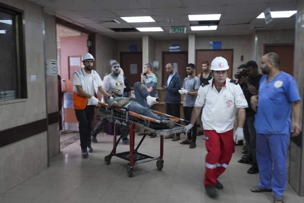Un palestino herido durante un ataque aéreo israelí es trasladado a un hospital en Deir al Balah, ubicado al sur de la Franja de Gaza. (AP)