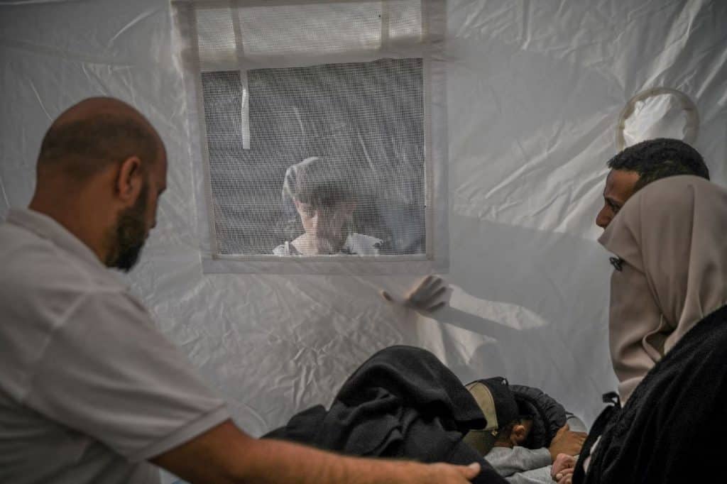 En la ciudad de Jan Yunis, palestinos lloran en la morgue del hospital Nasser. (Abed Zagout)