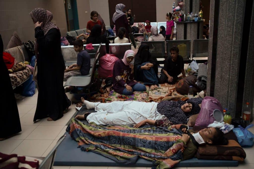 Mujeres y niños palestinos se refugian en un hospital debido a los bombardeos israelíes en Jan Yunis. (Fatima Shbair)
