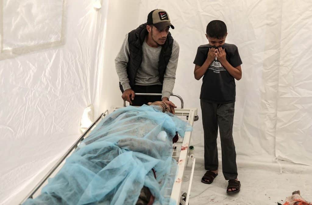 En el Hospital Nasser de Jan Yunis, al sur de la Franja de Gaza, dos familiares lloraban junto al cuerpo de un hombre palestino fallecido a causa de un ataque israelí. (Haitham Imad)