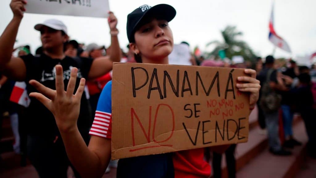 El presidente de Panamá cede a las protestas y convoca consulta popular