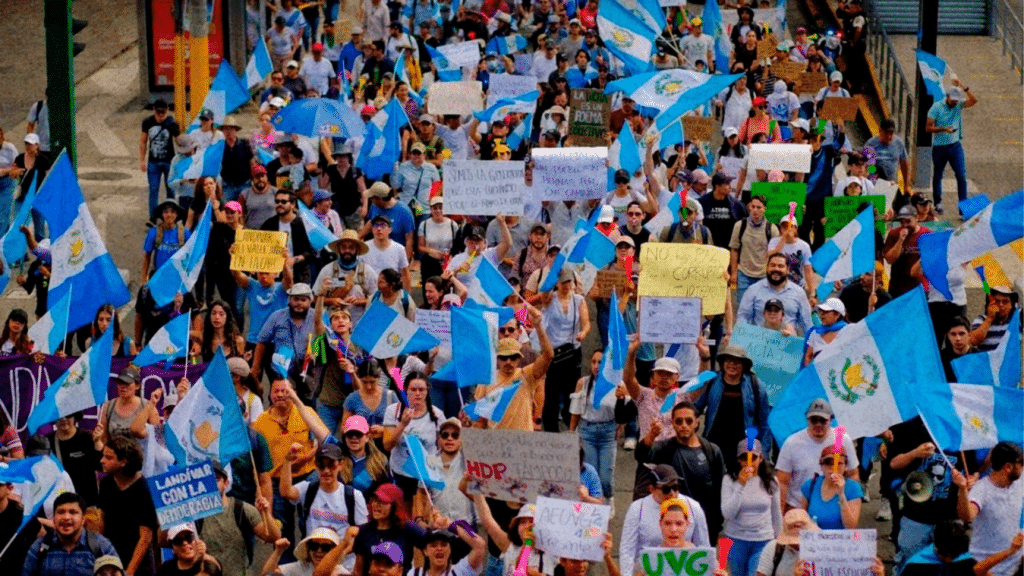 Bloqueos en carreteras de Guatemala por protestas contra el fiscal general.