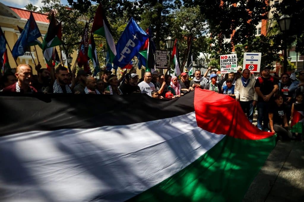 Personas con banderas palestinas realizan una manifestación en apoyo al pueblo palestino en Caracas, Venezuela. (Miquel Gutiérrez)