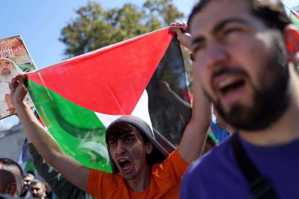 Personas en Estambul, Turquía, participan en una manifestación para expresar solidaridad con los palestinos en Gaza. (Murad Seze)