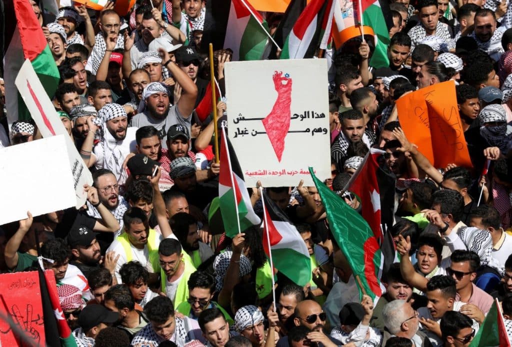 Un grupo de estudiantes de diferentes universidades realiza una manifestación en solidaridad con los palestinos en La Haya, Países Bajos. (Mouneb Taim)