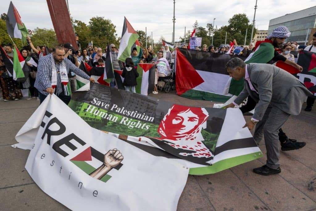 Manifestantes participan en una concentración en apoyo a los palestinos frente a la sede europea de las Naciones Unidas en Ginebra, Suiza. (Martial Trezzini)