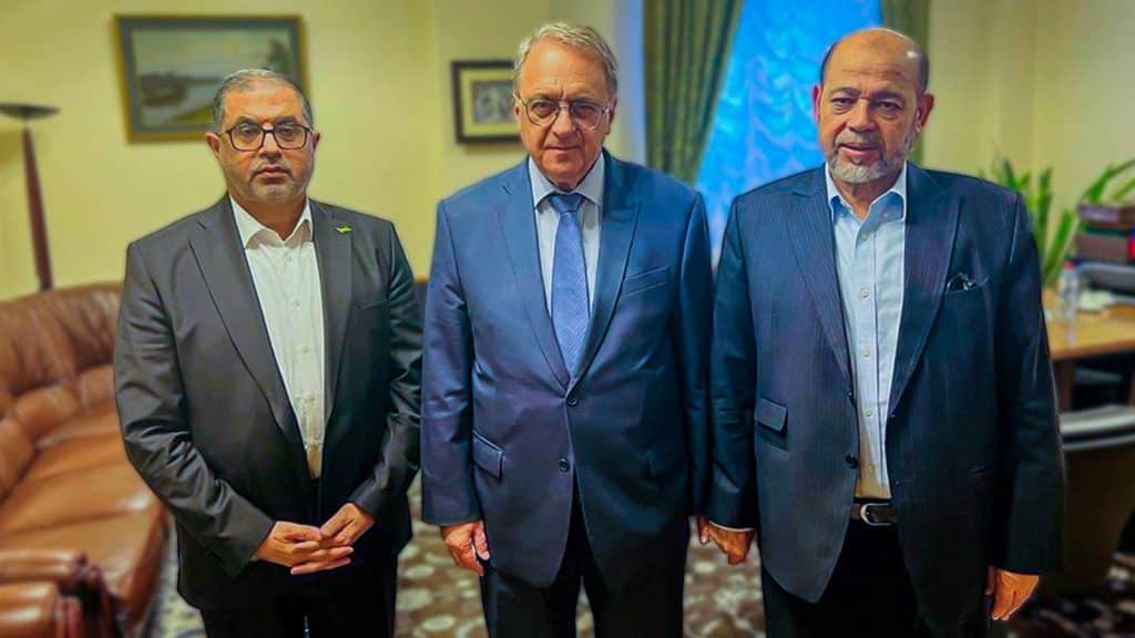 Reunión entre el representante de Hamás, Basem Naim; el viceministro de Exteriores de Rusia, Mijaíl Bogdanov; y el jefe de Política Exterior del movimiento palestino, Musa Abu Marzouk.