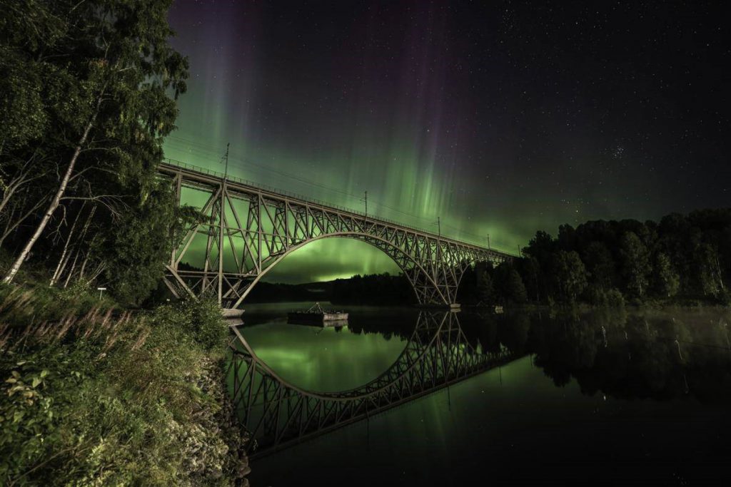 "Puente sobre aguas turbulentas" (Bridge Over Troubled Water), capturada por Jeffrey Wall Forsmo, fue tomada en Västernorrland, Suecia, 2023.