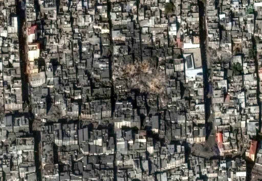 El campo de refugiados de Jabalia, en Gaza, el 1 de noviembre de 2023, después del bombardeo ejecutado por el Ejército de Israel. Imagen de satélite ©2023 Maxar Technologies.