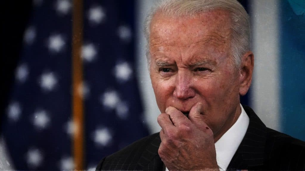 Desciende aprobación hacia Joe Biden a mínimos históricos, según un sondeo de opinión pública.