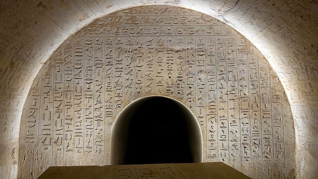 Tumba egipcia de 2.500 años de antigüedad contiene encantamientos mágicos para proteger contra serpientes
