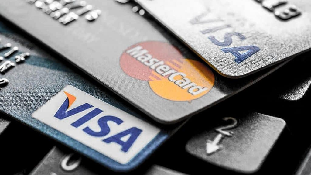 EEUU registra octavo trimestre consecutivo de aumento en deuda de tarjetas de crédito