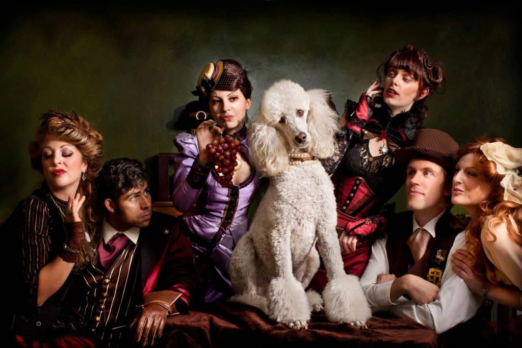 En una escena artística estilo barroca de Caravaggio, la mascota y humanos comparten un espacio. Primer premio de la categoría “Dogs & People”. Foto: Mercury Megaloudis (Australia).