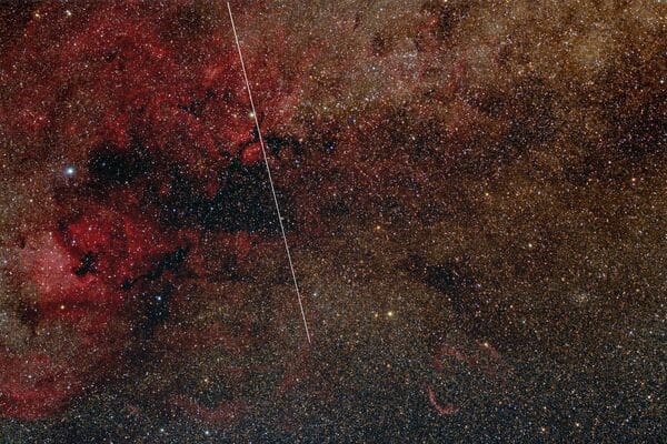 La Estación Espacial China de Tiangong pasa a través de la región central de la constelación de Cygnus. Fotografía: Giuseppe Donatiello.