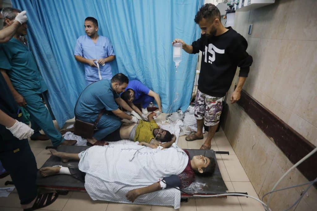 Dos médicos evaluan a las personas heridas a raíz de los ataques israelíes en el Hospital Al Aqsa de la Franja de Gaza. (Anadolu Agency)
