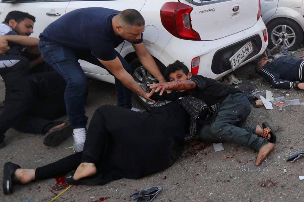 Víctimas mortales y personas heridas después del ataque a la entrada del Hospital Al-Shifa en la Ciudad de Gaza. (Abed Khaled)