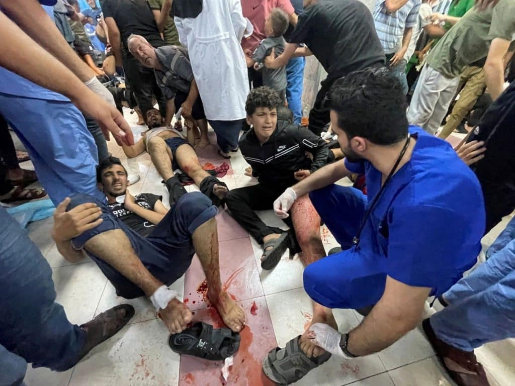 Palestinos heridos en un ataque al convoy de ambulancias por parte del ejército israelí son atendidos en el Hospital Al Shifa de la Ciudad de Gaza. (Stringer)