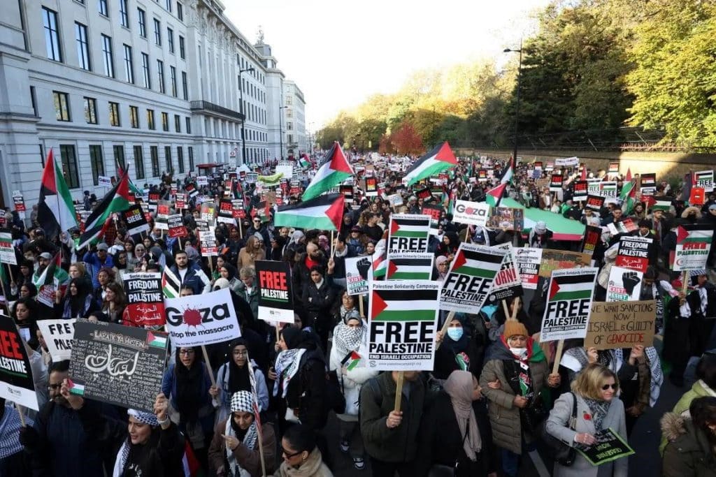 Más de 800,000 personas participaron en una marcha a través del centro de Londres en solidaridad con Palestina. (Hollie Adams)