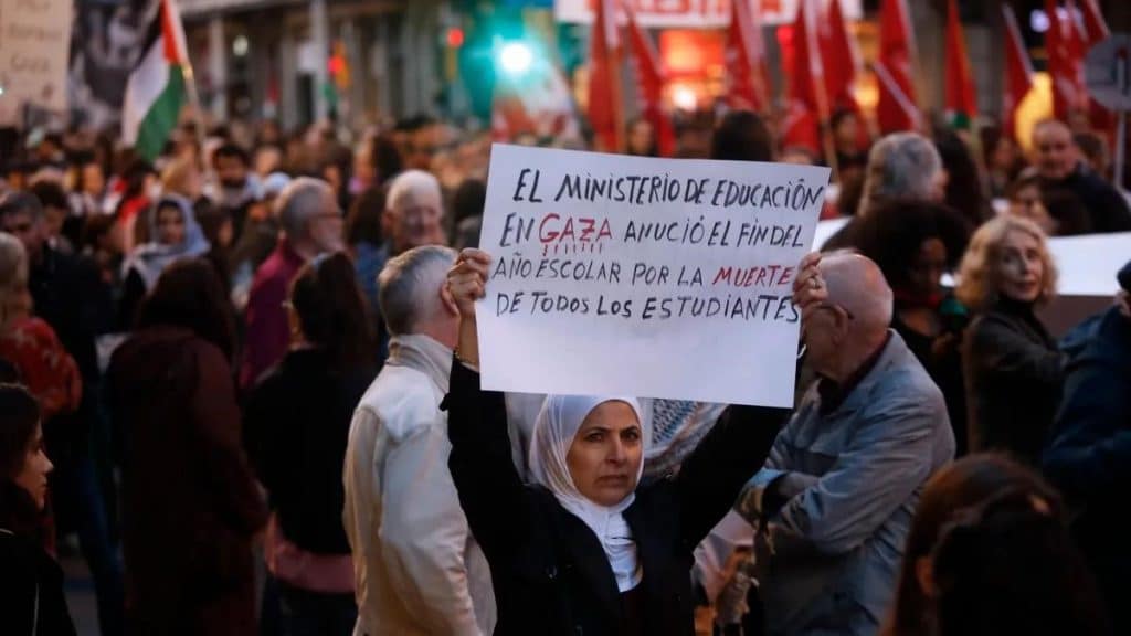 Una gran cantidad de manifestantes se unió a una protesta en Barcelona, España, expresando su oposición a la ofensiva militar de Israel en Gaza. (EFE)