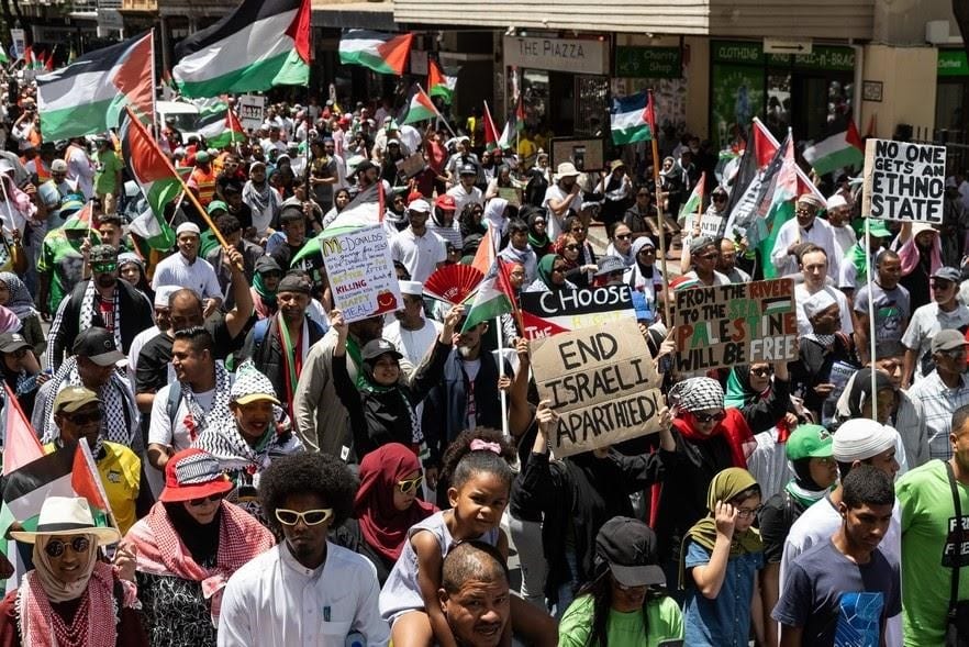 Decenas de miles de personas marcharon por el centro de Ciudad del Cabo en Sudáfrica, solicitando un alto el fuego en la Franja de Gaza. (Ashraf Hendricks)