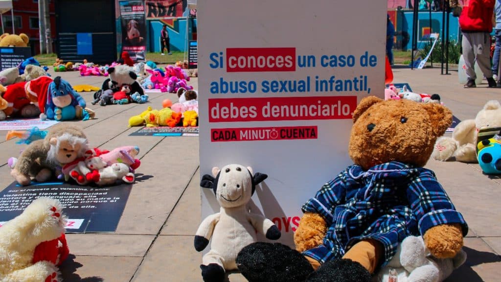 En señal de protesta por los abusos sexuales infantiles, ciudadanos colocaron juguetes en las calles y plazas