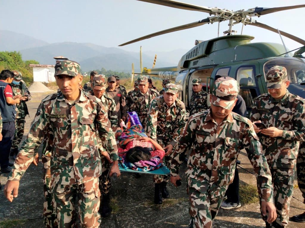 Brigadas de rescate del Ejército, evacuando a familias afectadas por terremoto en Nepal. Foto: Reuters