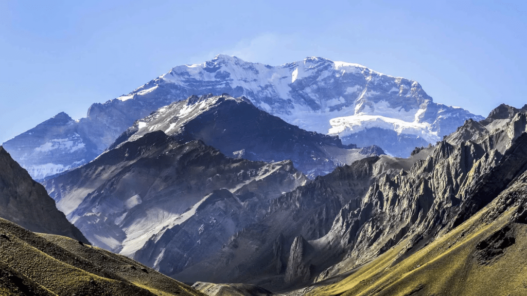 El cerro Aconcagua, con una altura de 6,962 metros, representa la cumbre más alta de la extensa cordillera de los Andes. Se ubica en la Provincia de Mendoza, en el oeste de Argentina, en las cercanías de la frontera con Chile.