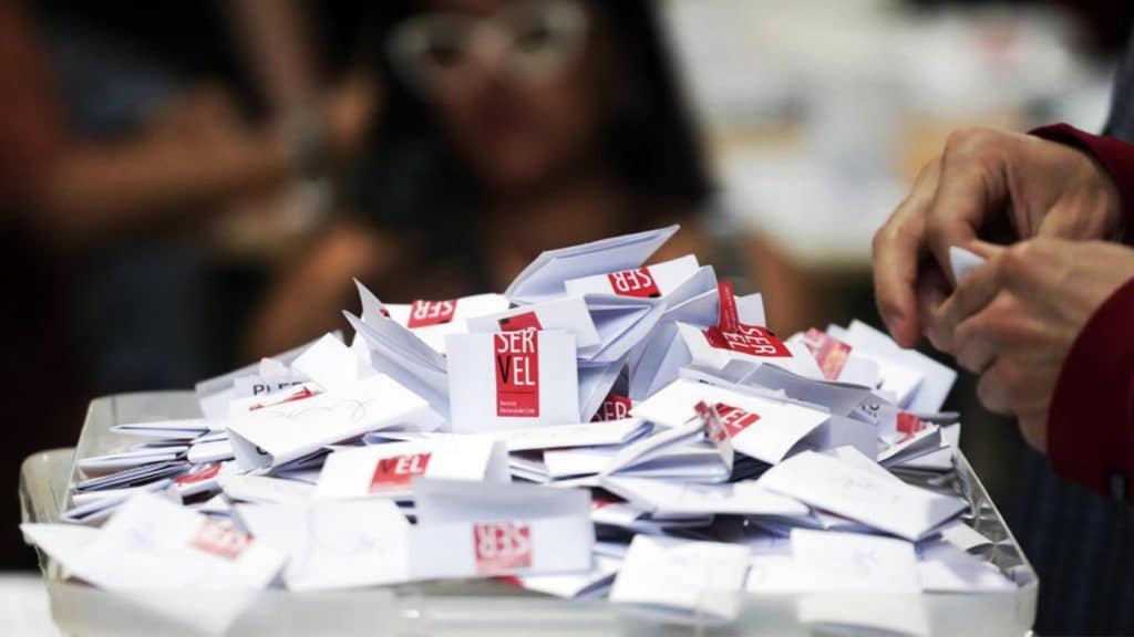 Chilenos votan 'no' a propuesta conservadora de nueva Constitución.
