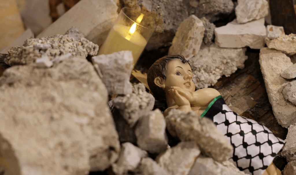 Durante la Navidad, así luce una representación del niño Jesús entre escombros, en una iglesia de Belén, Cisjordania.