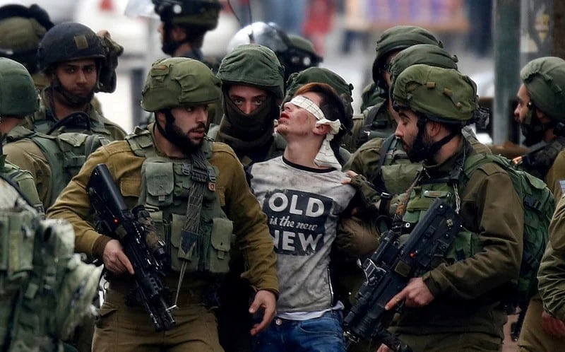 Las autoridades de Israel violan los derechos de los niños palestinos al sujetarlos a procesos judiciales y encarcelamientos.