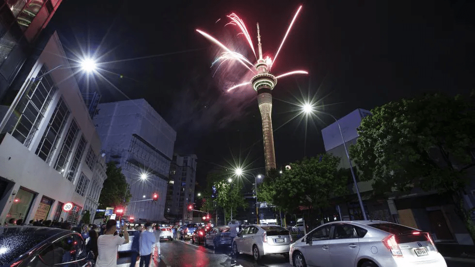 Los fuegos artificiales estallan desde la Sky Tower en Auckland, Nueva Zelanda, para celebrar el Año Nuevo el lunes 1 de enero de 2024. Foto: Hayden Woodward/New Zealand Herald (AP)