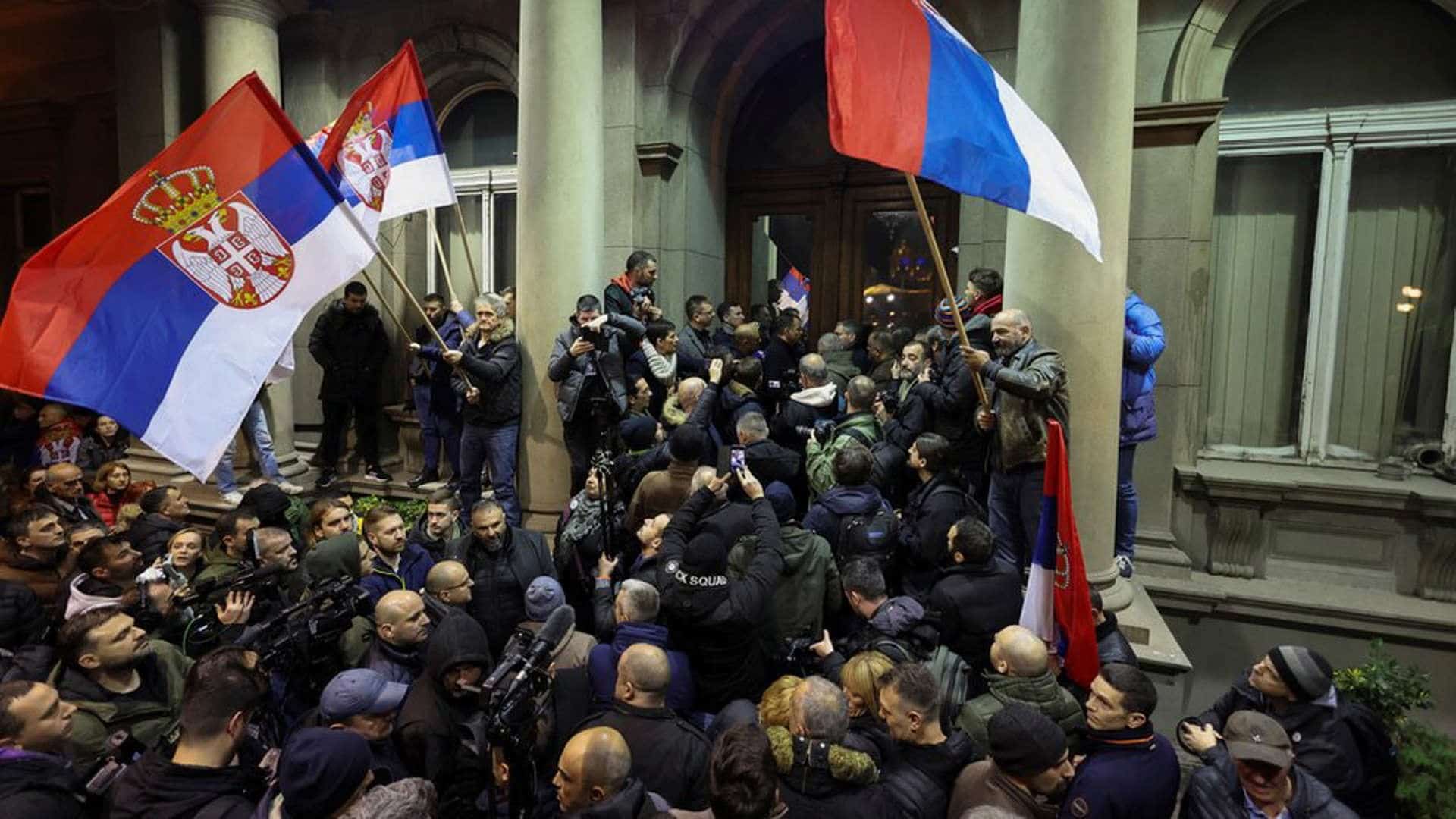 Rusia denuncia que Occidente intenta desestabilizar a Serbia