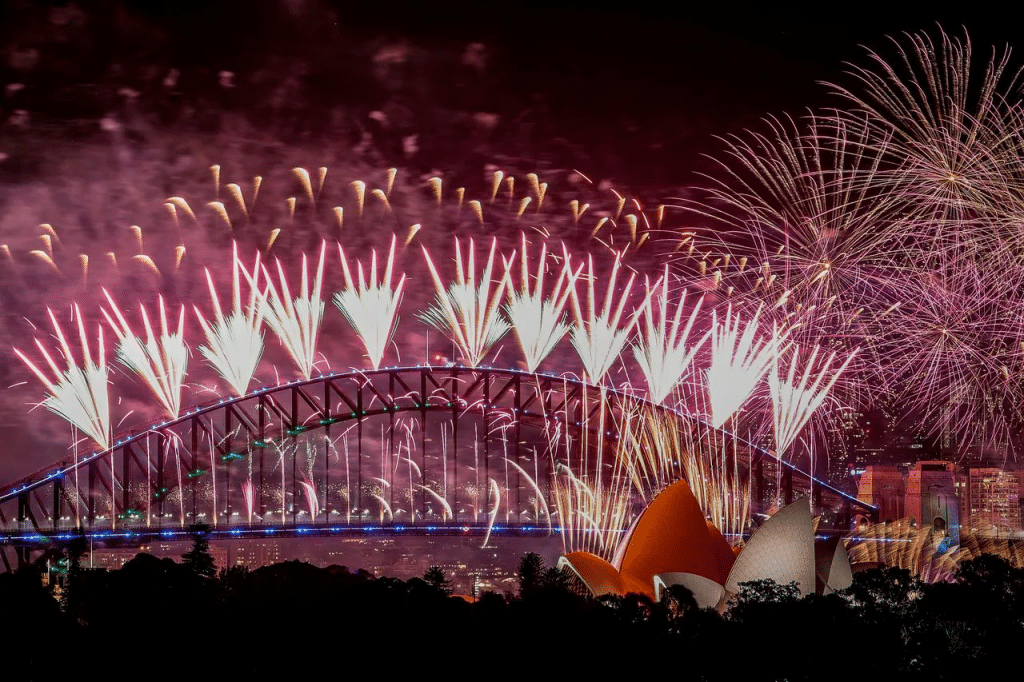 Fuegos artificiales en la Ópera de Sídney celebrando llegada de 2024. Foto: AFP.