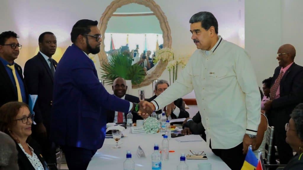 Nicolás Maduro e Irfaan Ali se comprometen a continuar diálogo sobre el Esequibo.