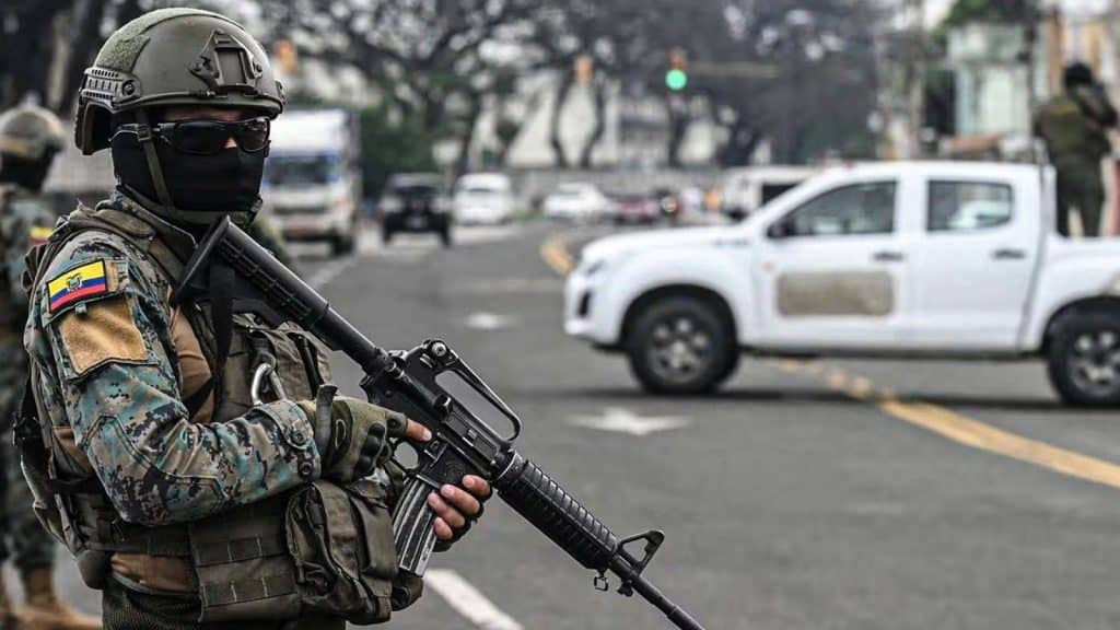 Fuerzas Armadas de Ecuador toman el control de puertos y aeropuertos