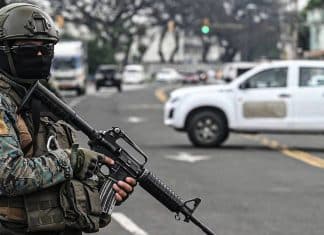Ecuador militariza puertos y aeropuertos para combatir el crimen organizado