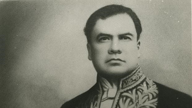 Su nombre completo es Félix Rubén García Sarmiento, el poeta adopta el apellido Darío como resultado de su conexión con la familia paterna, reconocida con el nombre de los Daríos.