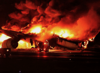 Cinco fallecidos después de la colisión de dos aviones en un aeropuerto de Japón